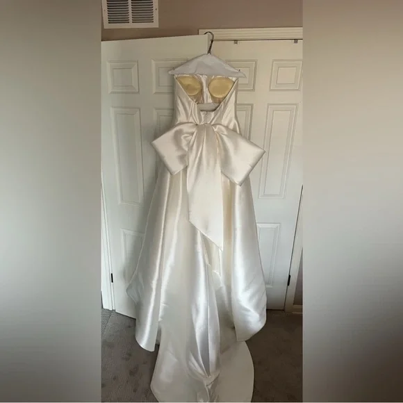 Pronovias Atelier Wedding Dress - Picture 2 of 6